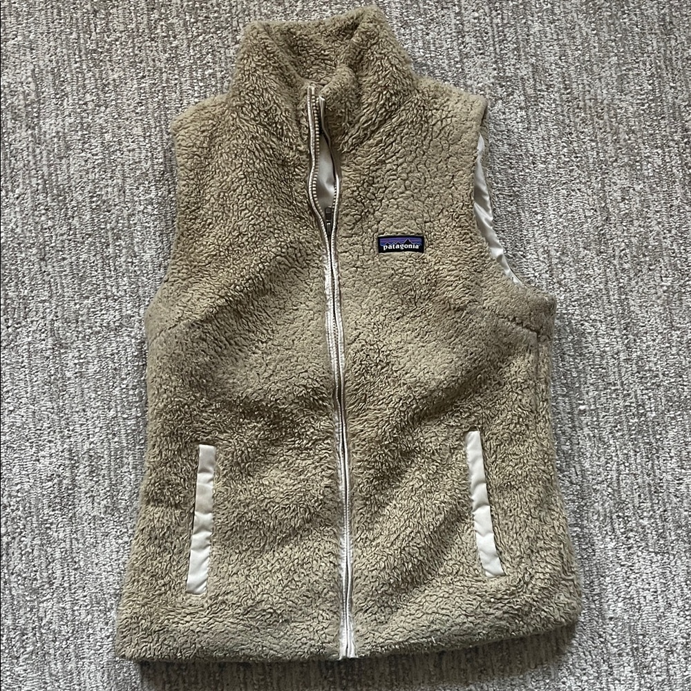 Patagonia Sherpa Fleece Vest in Cream